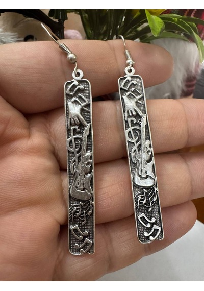 İnce Uzun Dikdörtgen Formlu Sembolik Desenli Metal Sallantılı Küpe Çok Renkli