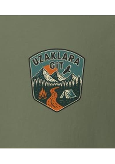Wildstyle Uzaklara Git Renkli Vintage Dağ Doğa Macera Rozet Baskılı Unisex Bisiklet Yaka Pamuklu Tişört Haki