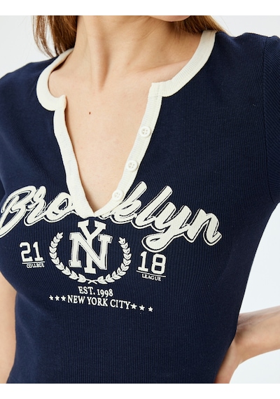 Koton V Yaka Crop Slim Fit Kolej Baskılı Düğmeli Tişört Lacivert 5sal10216ık Lacivert