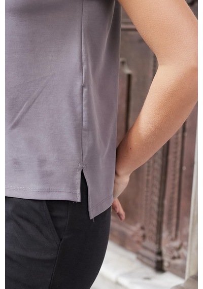 Jument Kadın Modal İpeksi Likralı Kumaş V Yaka Duble Kollu Apoletli Yanları Yırtmaçlı T-shirt Bluz-antrasit Antrasit Jument Kadın Modal İpeksi Likralı Kumaş V Yaka Duble Kollu Apoletli Yanları Yırtmaçlı T-shirt Bluz-antrasit Antrasit
