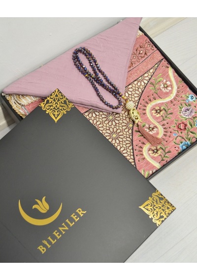 Çeyizlik Hediyelik Seccade Eşarp Tesbih Set Kadife Astarlı Seccade, Eşarp, Kristal Tesbih Kutulu Lüks Hediye Seti Pembe Çeyizlik Hediyelik Seccade Eşarp Tesbih Set Kadife Astarlı Seccade, Eşarp, Kristal Tesbih Kutulu Lüks Hediye Seti Pembe