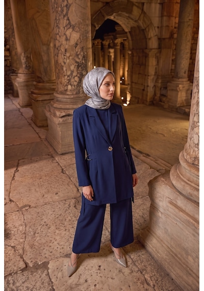 Armine Trend Klasik Yaka Aksesuar Detaylı Uzun Ceket Geniş Paça Pantolon Üçlü Takım Lacivert 26ka630 Armine Trend Klasik Yaka Aksesuar Detaylı Uzun Ceket Geniş Paça Pantolon Üçlü Takım Lacivert 26ka630