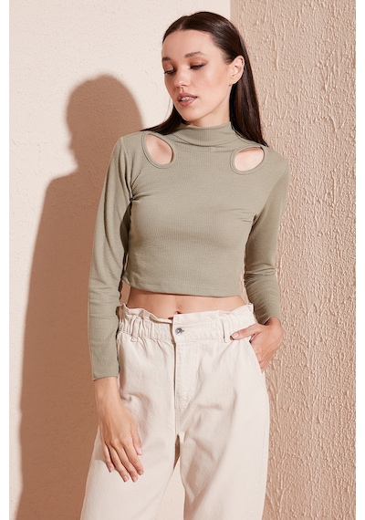 Lela Esnek Slim Fit Cut Out Pencereli Dik Yaka Crop Bayan Bluz 5865348 Olive Lela Esnek Slim Fit Cut Out Pencereli Dik Yaka Crop Bayan Bluz 5865348 Olive