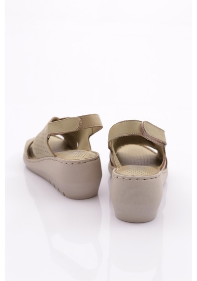 Dgn 1000 Kadin Delikli Kalin Topuk Sandalet 1000-2495-R15132 Bej