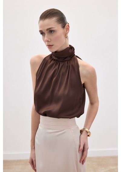 Sateen Boğazlı Kolsuz Bluz - Kahve-136541 Kahve