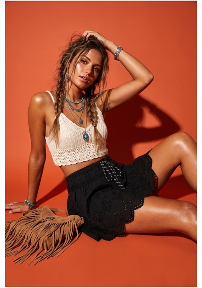 Fashion Cocktail Dağcı İpi Bağlamalı Süper Mini Astarı Şortlu Delikli Fisto Nakışlı Etek Ucu Oymalı Büzgülü Bohem Mini Etek Şort Kordonlu Etnik Tatil Plaj Sahil Dantel Beli Lastikli Bağlamalı Kadın Kısa Şort siyah