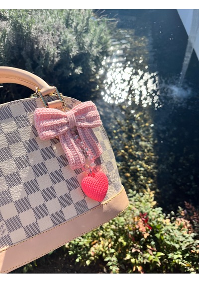 Maıson De Mode El Örgüsü Pembe Fiyonk Ve Kalp Detaylı Kristal Boncuklu Çanta Charmı Açık Pembe