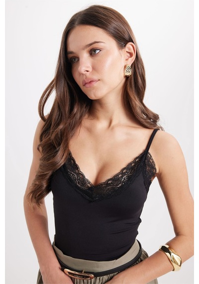 Tudors Kadın Slim Fit Dar Kesim İnce Askılı Dantel Detaylı Likralı Siyah Crop Atlet-50960