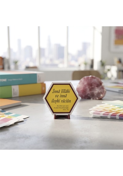İnnâ Lillâhi Ve İnnâ İleyhi Râciûn Yazılı Dekoratif Masaüstü Süsü Manevi Huzur Arayanlar İçin İdeal Modern Hediye 10x10 Cm, Sarı