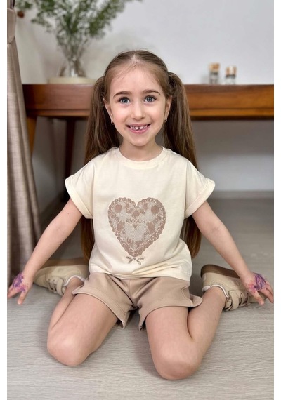 Riccotarz Kız Çocuk Göğsünde Dantel İşleme Kalp Detaylı Krem T-shirt Beli Lastikli Şortlu Takım Riccotarz Kız Çocuk Göğsünde Dantel İşleme Kalp Detaylı Krem T-shirt Beli Lastikli Şortlu Takım