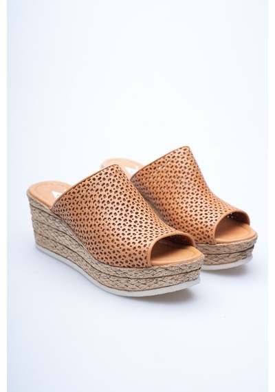 Analin Shoes Kadın Hakiki Deri Delikli Dolgu Topuk Terlik Taba