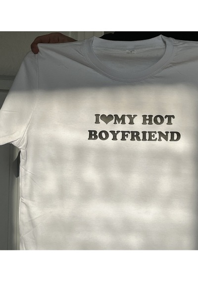 Kalic Studio I Love My Hot Boyfriend - T-shirt Beyaz