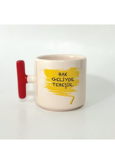 Mor Mürekkep Bak Geliyor Tebeşir Baskılı Kırmızı Kulplu T Öğretmenler Günü Kupası