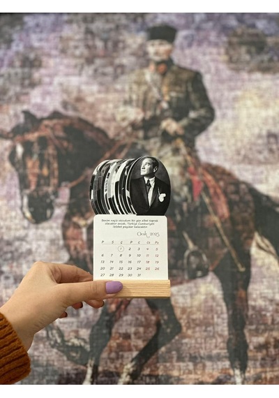 Lexroo 2026 Atatürk Takvimi Ahşap Ayaklı Atatürk Temalı Mini Özel Tasarım Takvim Çok Renkli