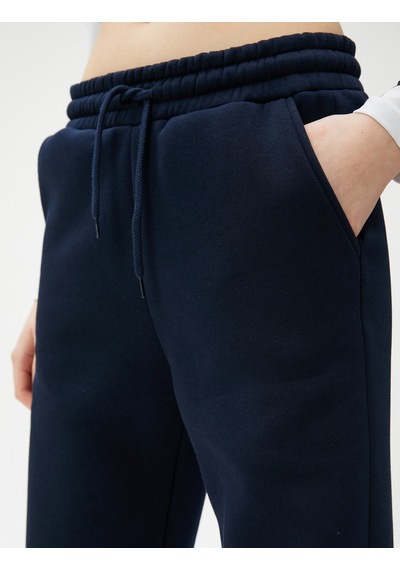 Koton Şardonlu Jogger Eşofman Altı Beli Lastikli Bağcıklı Cep Detaylı Lacivert 4wal40002ık Koton Şardonlu Jogger Eşofman Altı Beli Lastikli Bağcıklı Cep Detaylı Lacivert 4wal40002ık