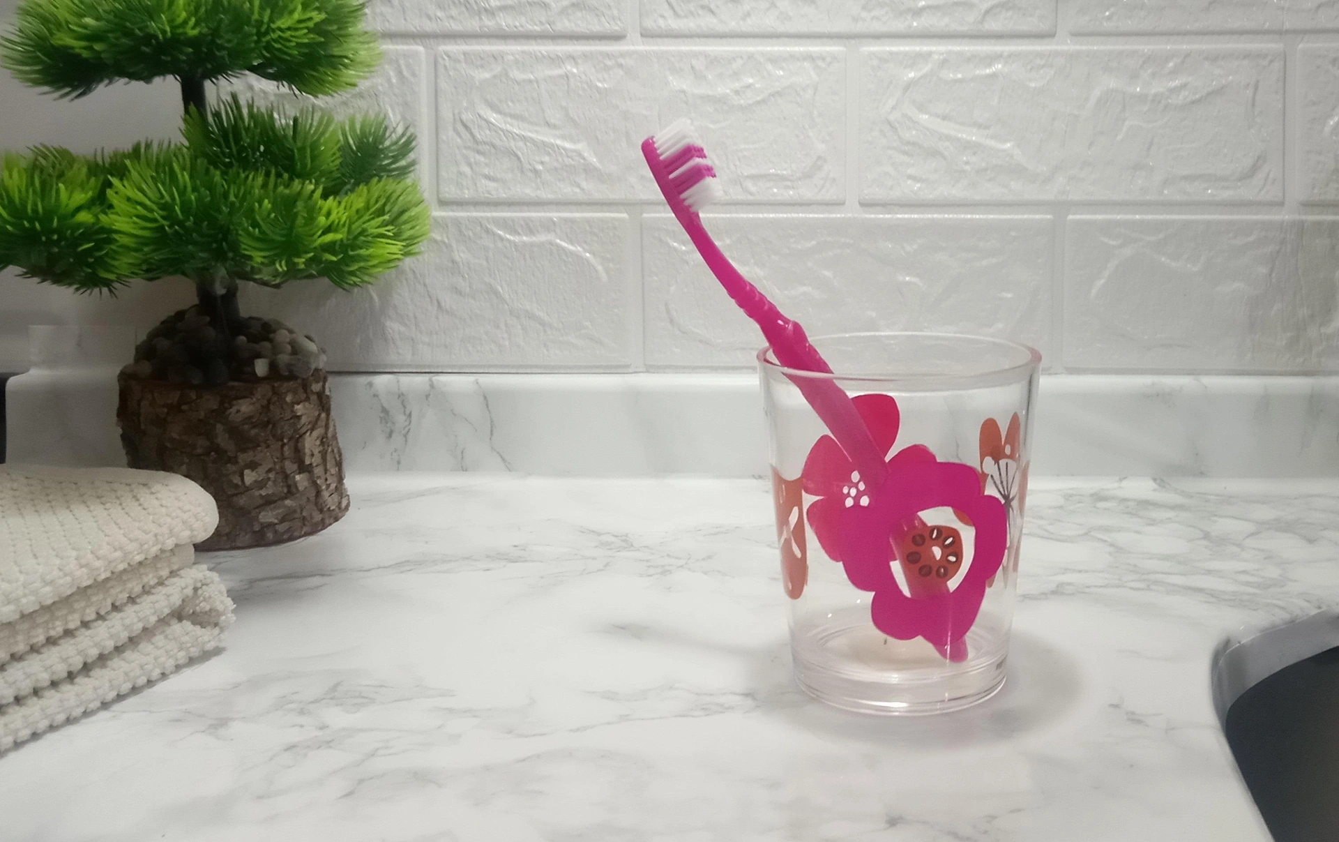 2 Adet Diş Fırçalık Ve Macun Kabı Kırmızı Papatya Akrilik 8x8x9cm Banyo Seti Çok Renkli