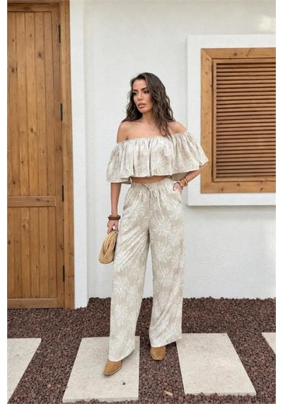 Neşeli Butik Kadın Bej Desenli Madonna Yaka Volanlı Bluz Pantolon İkili Yazlık Takım Nbnp035