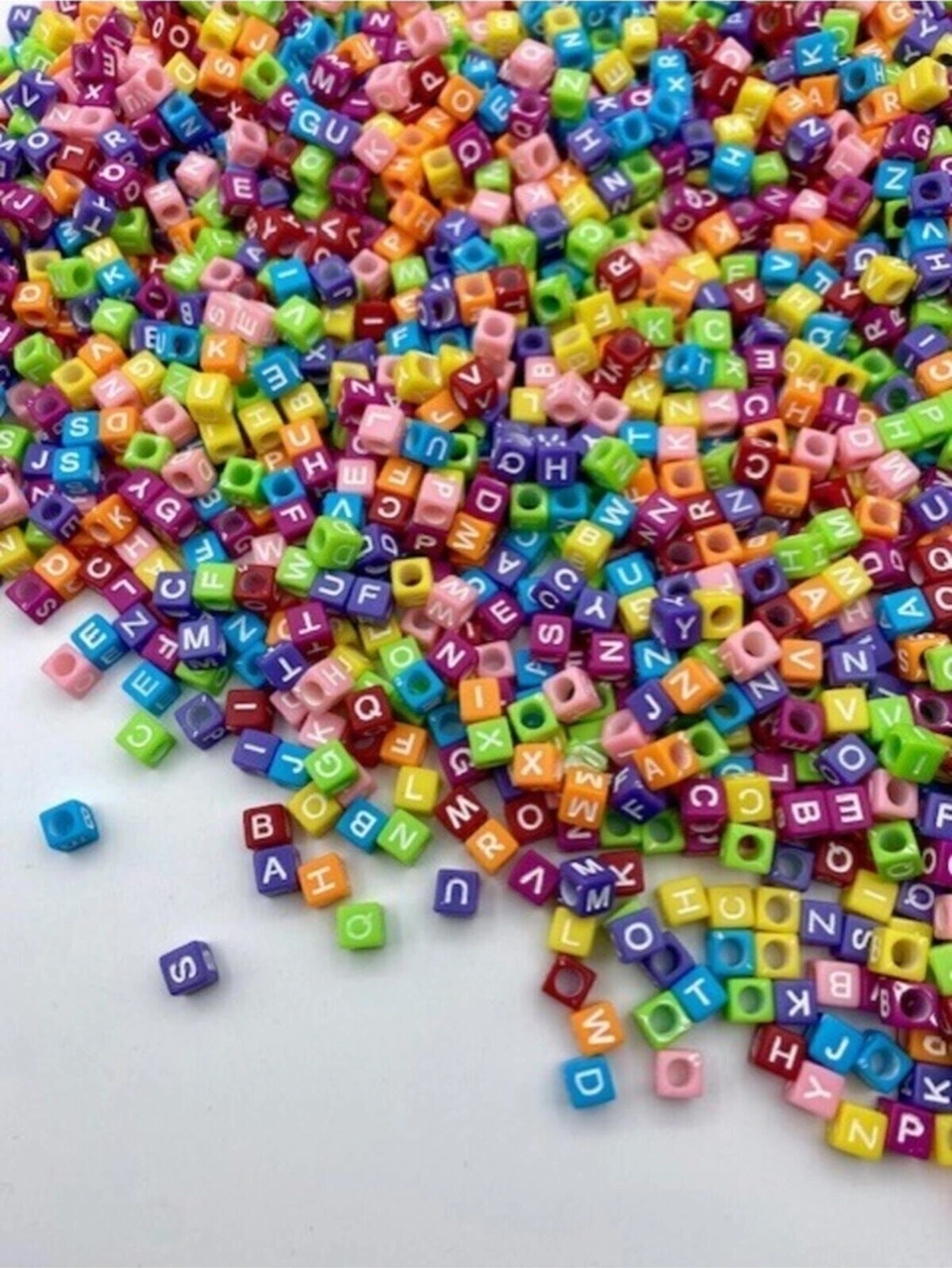 50gr Harf Boncuk, 6mm Renkli Zemin Üzeri Beyaz Yazılı Küp Harf Boncuk 50gr, 365 Adet