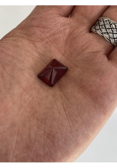 Faset Kesim Kırmızı Safir Taşı 17,6 Karat