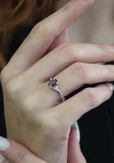 Garnet Oval Tektaş Yüzük
