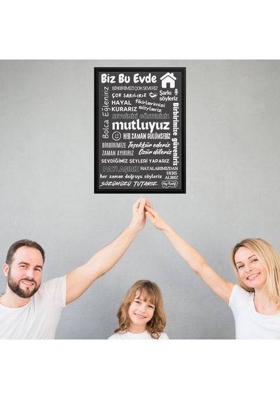 Bu Evde Her Zaman Gülümseriz Yazısı Siyah Çerçeve Görünümlü Beyaz Zemin Siyah Yazılı 40x55 Pvc 1mm