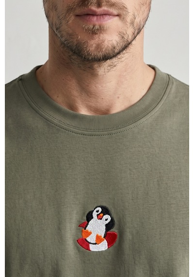 Elemge %100 Pamuk Compact Penye Süprem Haki Penguen Nakışlı Trend Fit Erkek Tok Kumaş T-shirt Rahat Kesim Elemge %100 Pamuk Compact Penye Süprem Haki Penguen Nakışlı Trend Fit Erkek Tok Kumaş T-shirt Rahat Kesim