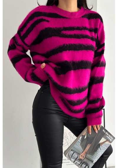 Femelle Kadın Fuşya Yeni Sezon Zebra Desen Standart Beden Geniş Kalıp Oversize Triko Kazak Femelle Kadın Fuşya Yeni Sezon Zebra Desen Standart Beden Geniş Kalıp Oversize Triko Kazak
