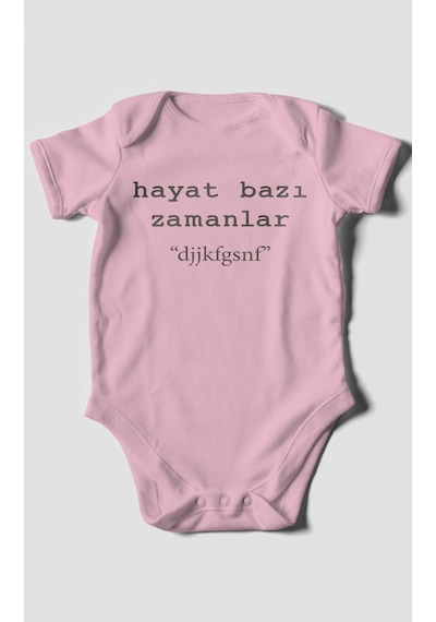 Hayat Bana Bazı Zamanlar "dfghjkl" Baskılı Bebek Zıbını Çıtçıtlı Body %100 Pamuk Kısa Kol Koyu Pembe