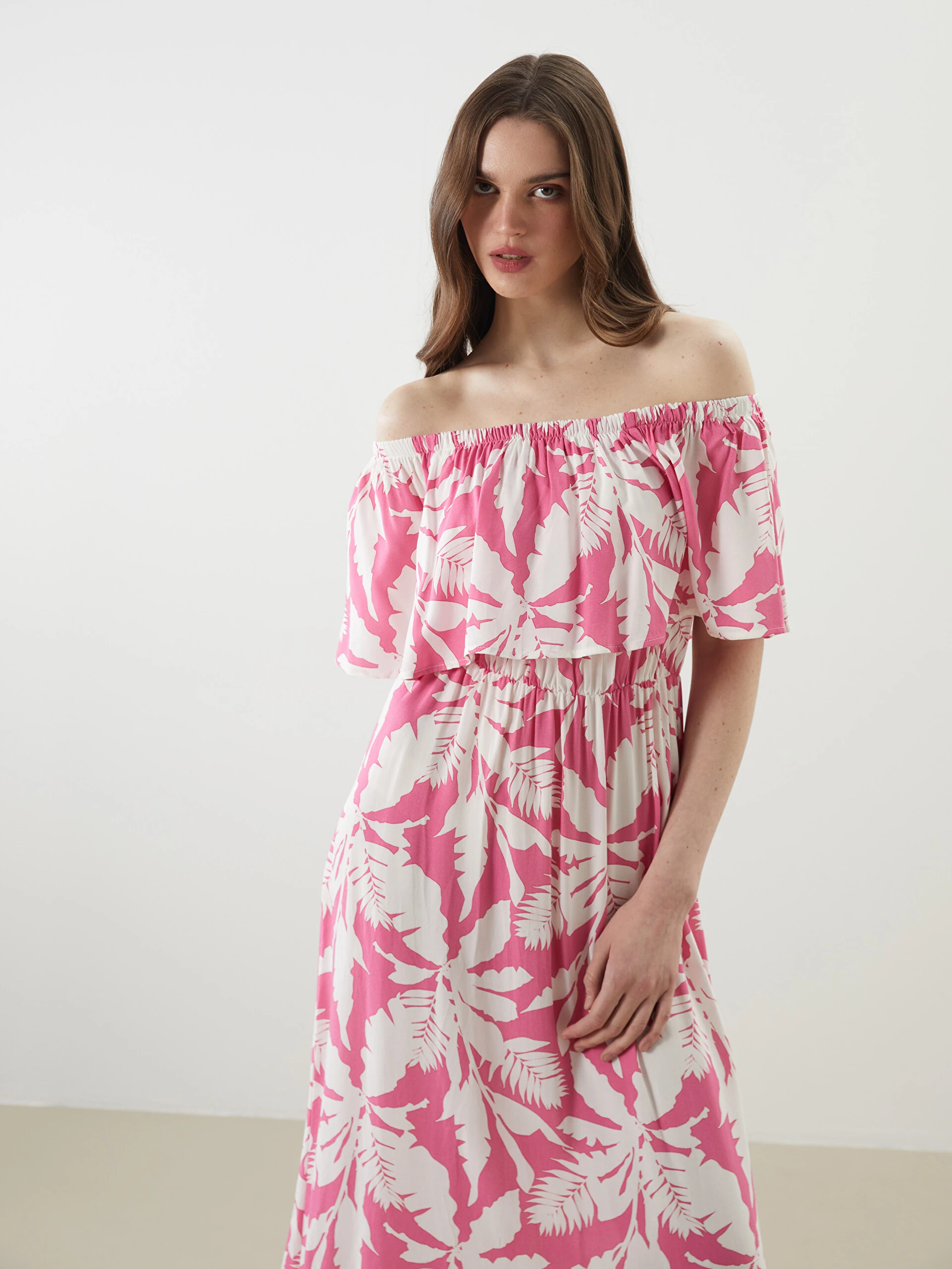 LC Waikiki Lcwaıkıkı Classic Pembe Kayık Yaka Çiçekli Elbise LC Waikiki Lcwaıkıkı Classic Pembe Kayık Yaka Çiçekli Elbise