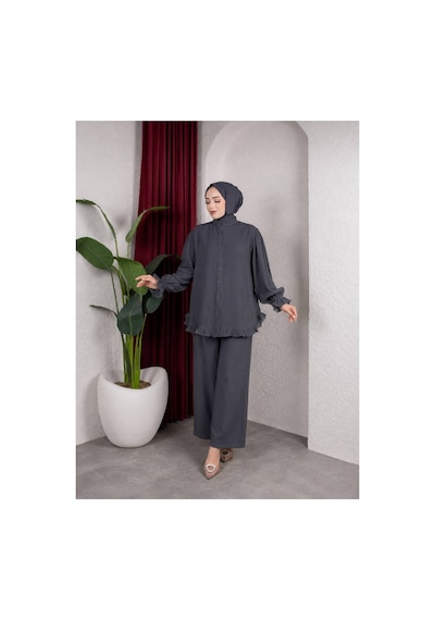 Hira Life Fashion Kadın Çilek Kumaş Dik Yaka Düğmeli Fırfır Detaylı Tesettür Tunik Pantolon İkili Takım Gri Gri Hira Life Fashion Kadın Çilek Kumaş Dik Yaka Düğmeli Fırfır Detaylı Tesettür Tunik Pantolon İkili Takım Gri Gri
