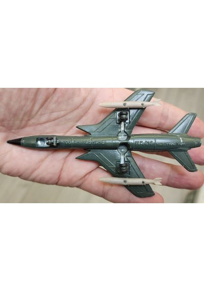 F105 Thunderchıef Metal Model Uçak. Tekerlekler Kapanıyor. İkinci El.