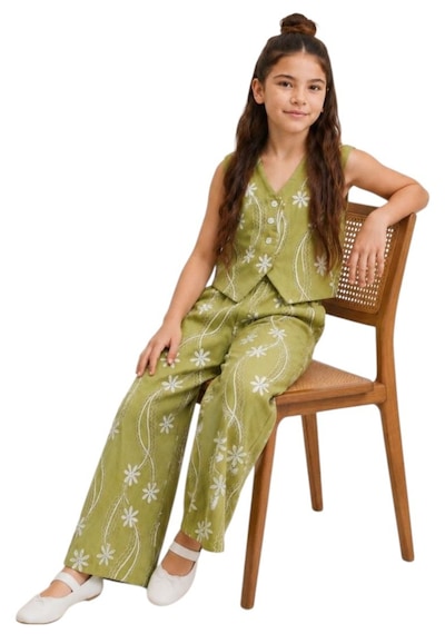 Irem Kız Çocuk Çiçek Desenli Yeleği Düğme Kapamalı Pantolonu Cepli Beli Lastikli Geniş Paça Model Yeşil Renk Pantolon Yelek Takımı Irem Kız Çocuk Çiçek Desenli Yeleği Düğme Kapamalı Pantolonu Cepli Beli Lastikli Geniş Paça Model Yeşil Renk Pantolon Yelek Takımı