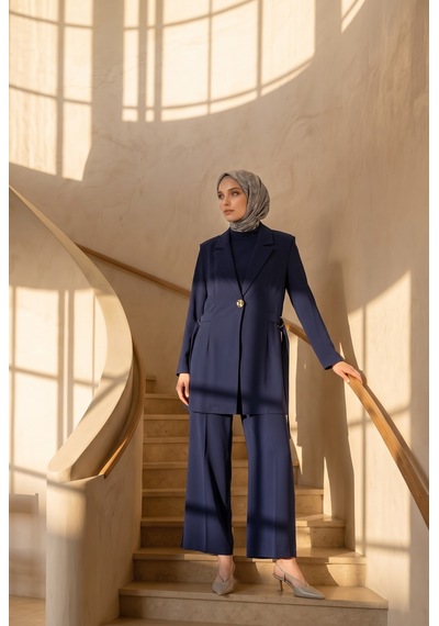 Armine Trend Klasik Yaka Aksesuar Detaylı Uzun Ceket Geniş Paça Pantolon Üçlü Takım Lacivert 26ka630 Armine Trend Klasik Yaka Aksesuar Detaylı Uzun Ceket Geniş Paça Pantolon Üçlü Takım Lacivert 26ka630