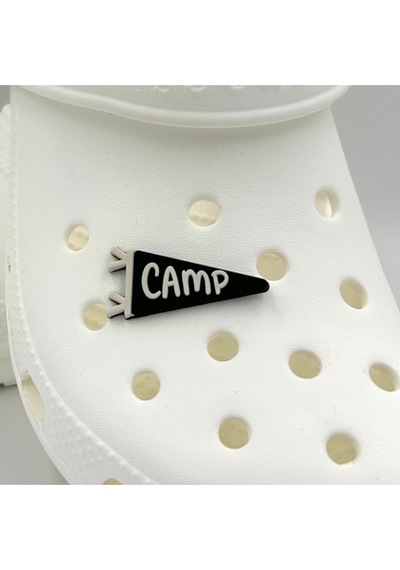Crocs Terlik Süsü Ve Aksesuarı , Çanta Süsü Jibbitz 3d Camp Yazılı Üçgen Bayrak 01 Görsel Logo Aksesuar Beyaz-siyah