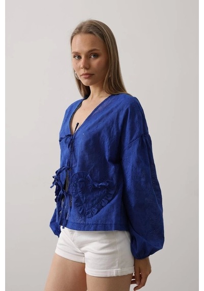 Defymoda Kalp Detaylı Bağlamalı Brode Bluz - Saks Saks