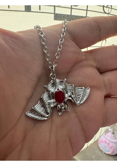 Kırmızı Mineli Yarasa Figürlü Unisex Kolye 60 Cm Zincirli, Gotik Ve Cesur Stil Çok renkli