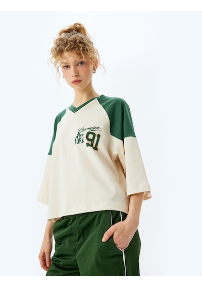Koton Arkası Baskılı Oversize V Yaka Crop Kolej Tişört Bej 5sal10363ık Ekru Koton Arkası Baskılı Oversize V Yaka Crop Kolej Tişört Bej 5sal10363ık Ekru