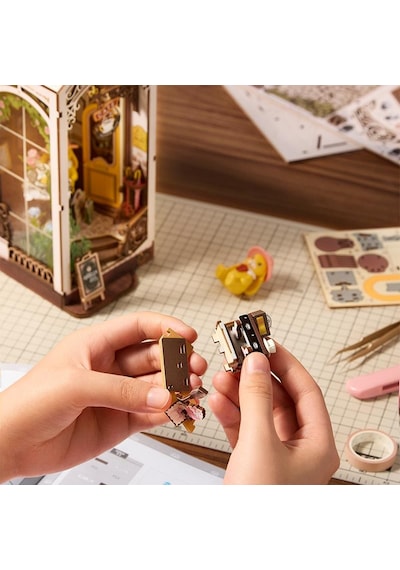 Rolife Tgb15 Holiday Cafe Kitap Köşesi Book Nook Dıy Minyatür Maket Model Seti Mini Dollhouse 3d Model Kit Detaylı Dekoratif Hobi Seti 3d Puzzle Tiny House