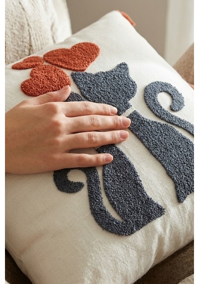 İki Kedi Ve Kalp Motifli Kabartmalı Punch Nakışlı Püsküllü Dekoratif Kırlent Kılıfı 42x42 Cm Pamuk Bej