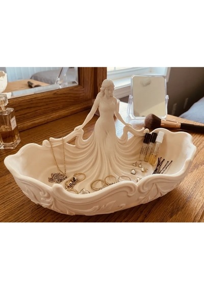 Art Nouveau Tasarım Heykelcikli Seramik Takı Tepsisi Açık Beyaz