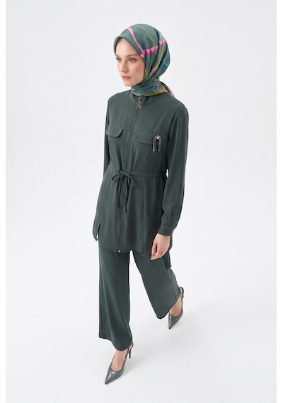 Armine Trend Fermuarlı Dik Yaka Bel Büzgülü Pantolonlu İkili Tesettür Takım Zümrüt 26yt6180 Armine Trend Fermuarlı Dik Yaka Bel Büzgülü Pantolonlu İkili Tesettür Takım Zümrüt 26yt6180
