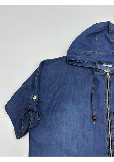 Büyük Beden Kapüşonlu Fermuarlı Denim Görünümlü Çiçek Aplikeli Cepli Uzun Rahat Kesim Kadın Elbise Mavi Büyük Beden Kapüşonlu Fermuarlı Denim Görünümlü Çiçek Aplikeli Cepli Uzun Rahat Kesim Kadın Elbise Mavi