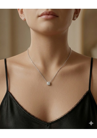 Kadın Moissanite Taş Kare Ve Etrafı Taşlarla Çevrili Gümüş Kolye