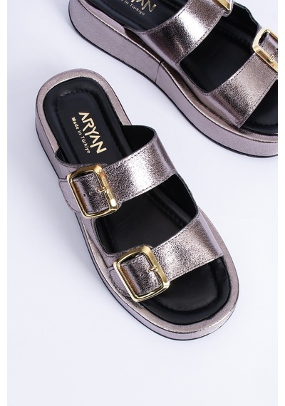 Polomia Comfort Calie Kadın Anatomik Comfort İki Bantlı Gold Detay Tokalı Esnek Yazlık Günlük Flat Sandalet Terlik Platin