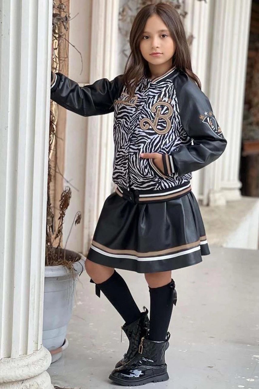 Riccotarz Kız Çocuk V Cool Yazı Baskılı Sweatshirt Zebra Ve Gold Şerit Detaylı Deri Ceketli Etekli Takım Gold Riccotarz Kız Çocuk V Cool Yazı Baskılı Sweatshirt Zebra Ve Gold Şerit Detaylı Deri Ceketli Etekli Takım Gold