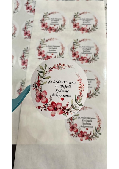 Kadınlar Günü 8 Mart Yuvarlak Yapışkanlı Etiket 4x4 Cm 54 Adet - Arletikettasarım Beyaz