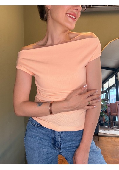 Ali Butik Kavun İçi Geniş Yaka Tişört