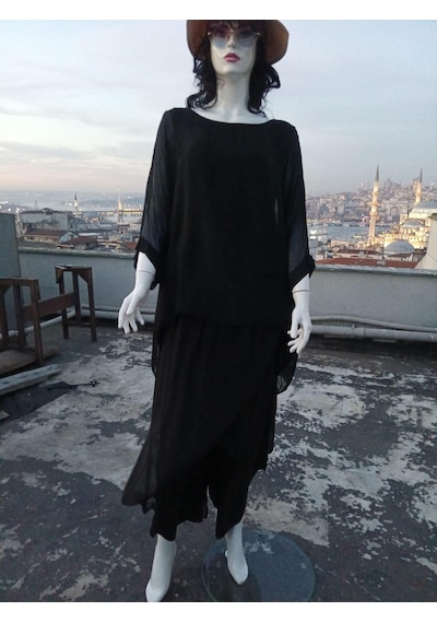 Eren Style Asimetrik Kapaklı Ipek Şalvar Pantolon - Yarasakolllu İpek Bluz Takım-9314 Siyah Eren Style Asimetrik Kapaklı Ipek Şalvar Pantolon - Yarasakolllu İpek Bluz Takım-9314 Siyah