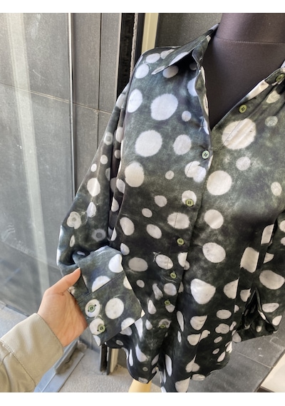 Pera Moda Oversize Kalıp Batik Desenli Puantiyeli Saten Gömlek Haki