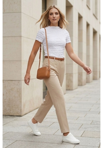 Kadın Beyaz Büzgülü Dokulu Bluz Slim Fit Kısa Kol Yüksek Yaka Esnek Modern Şık Üst Bluz